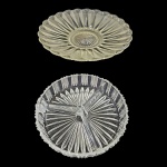 Duas peças em cristal sendo uma travessa circular para Petit flous bordas serrilhadas em leque e uma travessa com 3 divisórias, 31 x 4 e  19 x 5 cm.