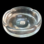 Cinzeiro em grosso cristal translúcido comemorativo da  Akashi, 1971-1991. Diam. 20, Alt. 7 cm.