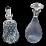 Duas licoreiras, uma em cristal, e outra em vidro lapidado,  26 x 10 cm.
