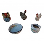 Quatro peças em cerâmica, 2 galos, 1 coruja e jarro com bacia, Alt. 8 a 6 c m.