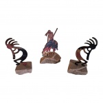 Terno de esculturas americana  em madeira policromada sobre base de pedra, dito Lazart Collection, Alt. 10 cm.