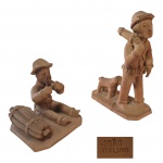 VITALINO, João,  Arte Popular Nordestina -Par de escultórios em barro cozido, o que apresenta nordestino com cachorro com a base colada, assinados na base, 9 x 5, Alt. 7  e  7 x 7, Alt. 7 cm.