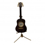 COLECIONISMO - Relógio Dude representando guitarra, corpo em metal patinado para simular madeira, o verso apresenta desgaste na pátina, não foi testado, acompanha o pedestal. 9 x 4 cm.