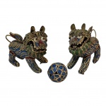 Par de antigos cães de fó em cloisoné, cabeças articuladas e esfera solta, ano 1900,  4 x 3, Alt. 5 cm.