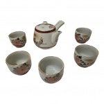 Bule para chá e 5 xícaras em porcelana policromada,  em sua embalagem original, Alt. 10, Diam. 10 e Diam. 7, Alt. 6 cm.