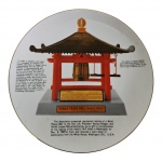 COLECIONISMO - Prato com pintura representando World Peace Bell,  bordas douradas, Diam. 23 cm.