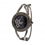 Relógio de pulso feminino manufatura Donna, faltam 2 pedras no entorno, não foi testado, Diam. 2,5 cm.