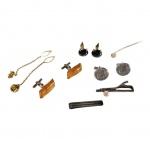 Três pares de abotoaduras e cinco prendedores para gravatas.