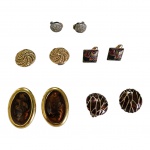 Cinco brincos de pressão diversos.