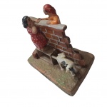 Escultório em cerâmica representando fofoqueiras, 15 x 10, Alt. 14 cm.