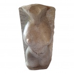 Escultório em pedra sabão representando corpo feminino desnudo, um dos  bicos dos seios apresenta quebra e  coluna na parte superior também.