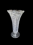 Vaso em cristal alemão lapidado com bordas serrilhadas,  apoiado em base circular, Alt. 30, Diam. 16 cm.