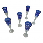 Seis flutes de pés altos em vidro ricamente lapidados nas cores azul e translúcido, Alt. 24, Diam. 6 cm.