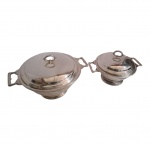 Uma sopeira e uma terrine espessuradas à prata, pertenceram ao Hotel Caesar Park, a menor apresenta leves mossas, 16 x 14 e  22 x 10 cm.