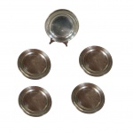 Cinco sousplats espessurados à prata com bordas croisé, pertenceram ao Hotel Caesar Park, com marcas de uso, Diam. 30 cm.