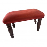 Banqueta para os pés em madeira nobre, forração na cor vermelha e pernas torneadas, 41 x 27, Alt. 24 cm.