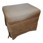 Pufe para os pés estofado em tecido na cor caramelo, 47 x 36, Alt. 38 cm.