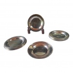 Quatorze descansos para garrafas, espessurados à prata similares mas não idênticos, Diam. 15 cm.