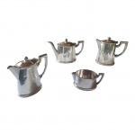 Guarnição para chá e café espessurados à prata, pertenceram ao Hotel Caesar Park composto de 3 bules e 1 cremeira, do Othon Hotel, Alt. 16 a 12 cm.