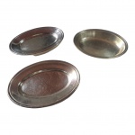 Três travessas espessuradas à prata, a funda também foi abafador mas falta a pega, 20 x 20, Alt. 5 e 32 x 22 cm.