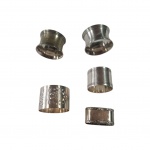 Cinco porta guardanapos espessurados à prata, um deles com desgastes e marcado `21`, um monografado a letra C.