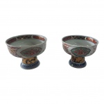 Par de taças em porcelana japonesa, ARITA IMARI, policromia em azul underglaze, realces dourados e reservas em flores, marcado na base, 10,5 x 7,5 cm.