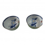 Par de consomês em porcelana japonesas com interior em flores, parte externa verde água e dourado com  encaixe para os dedos, marcado na base, 13 x 7 cm.