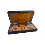 Par de saleiros em cristal, com presentoir e colheres espessurados à prata Wolff em sua embalagem original, uma das colheres adaptada e no estado.