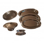 Baixela em inox com bordas recortadas com pouquíssimas marcas de uso, composta de 4 travessas, uma sopeira:  3 ovais:, e uma molheira,   48 x 32 - 41 x 28, - 34 x 23 cm. e  circular, Diam. 35 cm. Sopeira 28 x 23, Alt. 12 cm.