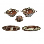 Baixela Riva em inox composta de: 1 sopeira, 1 terrine, Diam. 27, Alt. 18 e 241 molheira com concha, 2 travessas circulares, Diam. 37 e 30 cm. e 3 travessas ovais 50 x 36 a 37 x 26 cm. Total: 8 peças.