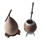 Cabaça representando pera apoiada em base de madeira e  cuia com bomba para chimarrão, Alt. 13 e 19 cm.