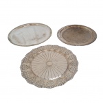 Três bandejas espessuradas à prata, com marcas do tempo, Diam. 33, 32, 26 cm.