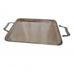 Bandeja espessurada à prata Meridional, bordas com singelos adornos, uma asa está solta, 42 x 32 cm.