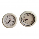Par de relógios executados em baquelite, um de mesa Westclox e um de parede Salton, não foram testados, Diam. 18 e 17 cm.