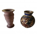 Dois vasos em cerâmica, um deles bojudo com desenhos em alto relevo, Alt. 15 cm.