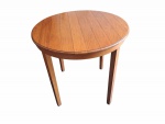 Mesa de apresentação em madeira nobre com tampo circular reguado, Diam. 77, Alt. 73 cm.