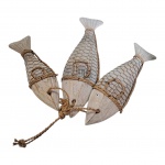 Terno de peixes executados em madeira, corpo trançado em aramado e corda, Com. 51 a 32 cm.