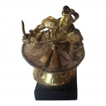 TATTI MORENO - Orixá Oxum, executado em metal dourado, brunido e envernizado, saia rendada, apoiado em base de granito quadrangular, assinada e datada no verso, 2007, Alt. 15 e 7 x 7 cm.