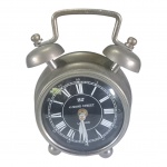 Relógio despertador à pilha, 49 Bond Street,  em metal prateado apoiado em pernas de esfera, não foi testado, Diam. 13, Alt. 20 cm.