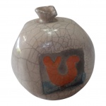 Solifleur em cerâmica bojudas craquelê e desenho modernista, assinado na base Calá Tiene, Alt. 11, Diam. 9 cm.