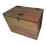 Bau em madeira com acabamentos em ferro, 45 x 29, Alt. 35 cm.