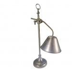 Luminária de mesa para uma luz executada em aço, altura da cúpula ajustável, Alt. 61 cm.