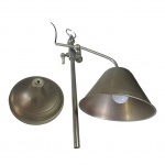 Luminária de mesa para uma luz executada em aço, altura da cúpula ajustável, o encaixe da haste está quebrado, Alt. 61 cm.