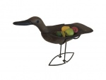 Gamela de chão em madeira representando pato apoiado em base de ferro, acompanham 5 frutas em resina, Com. 91, Larg. 29, Alt. 65 cm.