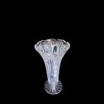 Vaso em cristal alemão lapidado com bordas serrilhadas,  apoiado em base circular, Alt. 30, Diam. 16 cm.
