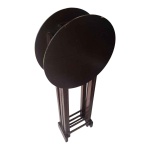 Par de mesinhas de apoio em madeira com tampo circular sobre pernas articuladas, um dos tampos apresenta leve lascado, Diam. 39, Alt. 62 cm.