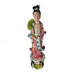 Escultório em porcelana oriental policromado representando deusa da compaixão e misericórdia, uma das mãos soltas para se colocar a promessa dentro, um dedinho quebrado, Alt. 46, Diam. 14 cm.