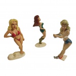 Três divertidos suportes para cerveja Vintage Sexy Blond em plástico rígido Alt. 17 cm.