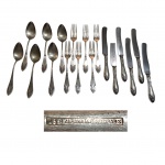 Parte de faqueiro com cabos espessurados à prata sendo: 6 facas principais, 6 garfos principais, 6 colheres para sopa,  (uma faca com corte quebrado), Total: 18 peças,