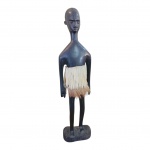 Escultura africana representando figura masculina, falta o adorno de mão, Alt. 28 cm.